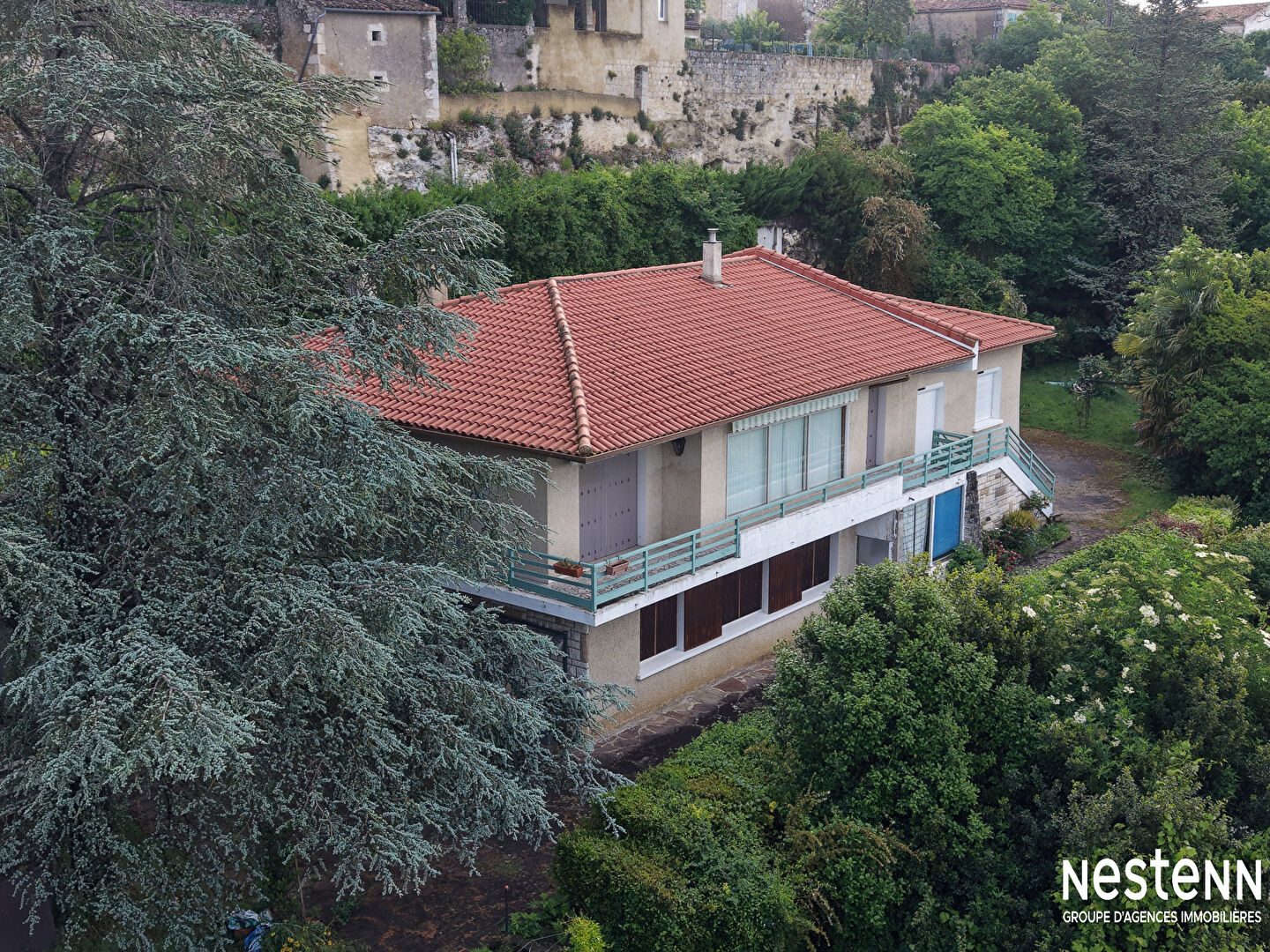 A vendre propriété de 260 m² avec piscine, dépendances, parc paysagé et potentiel pour gîte ou double habitation, à Valence-Sur-Baïse