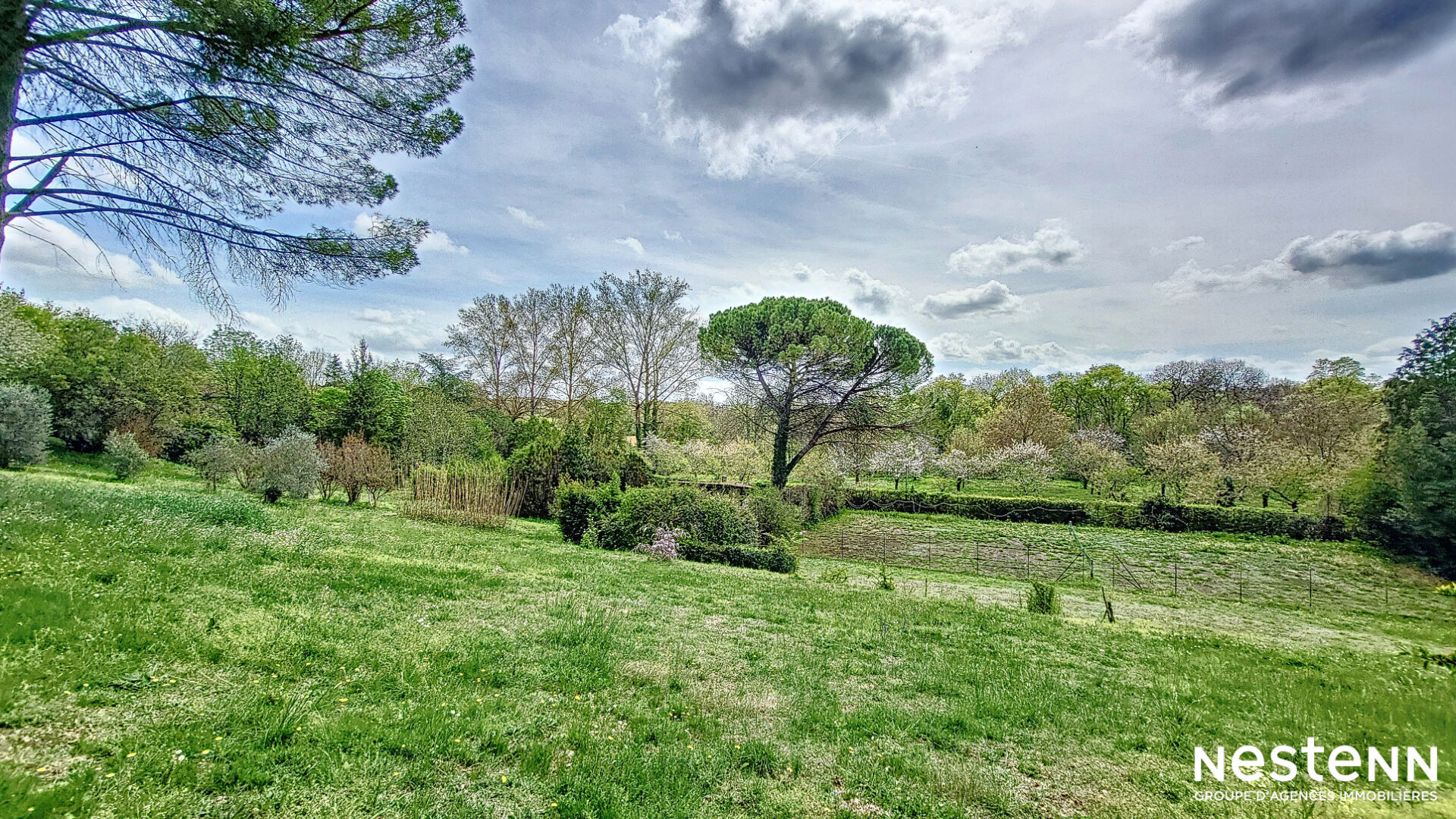 A Vendre en viager libre d'occupant Maison de 260 m² avec garages, piscine et jardin à Valence-sur-Baïse