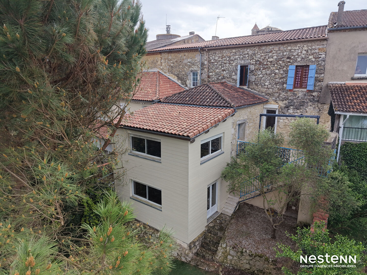 A Vendre Maison de ville en pierre de 136 m² avec jardin au coeur de Gondrin