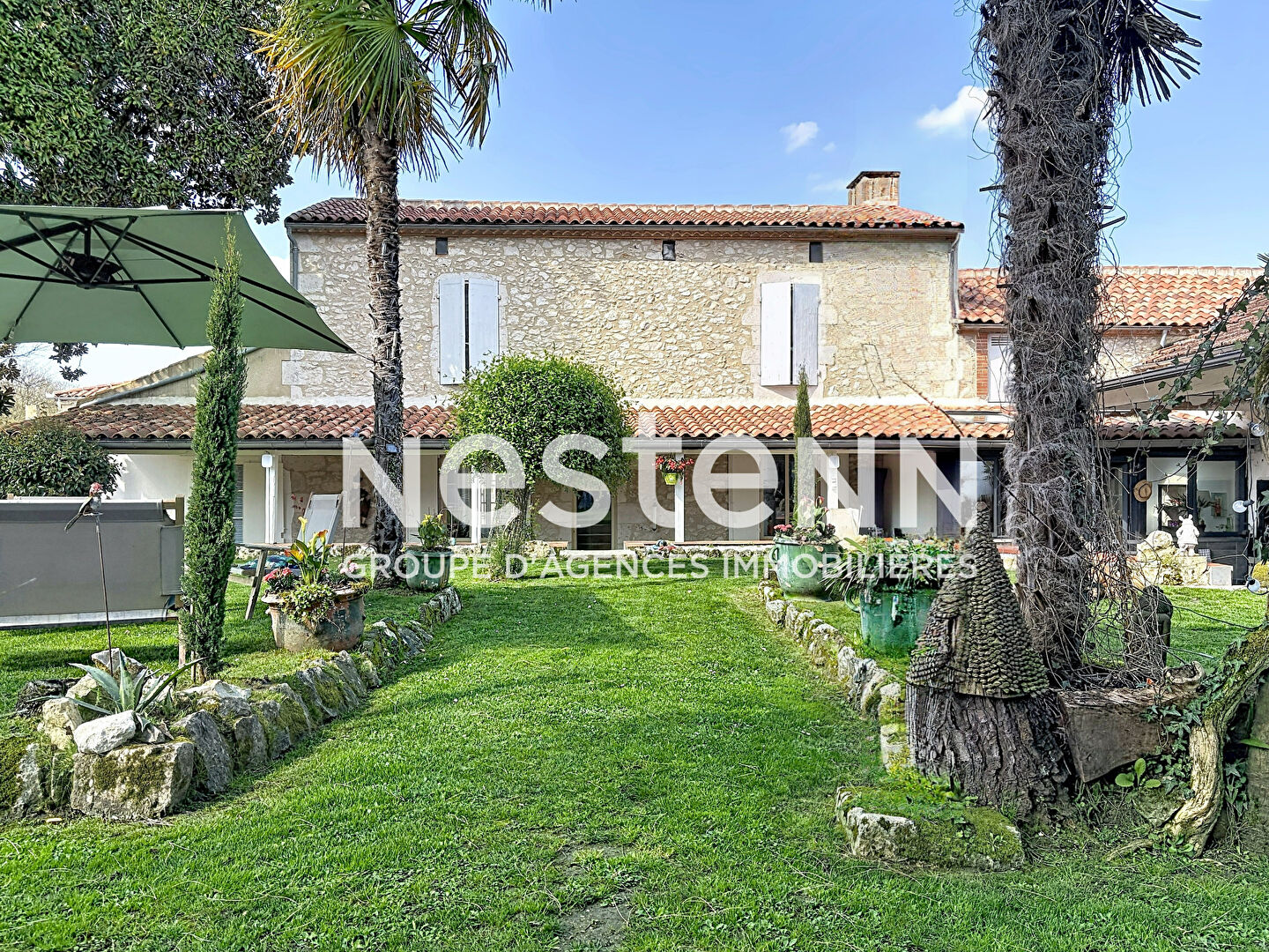A vendre Demeure de caractère 270m² avec 3 chambres, piscine et grand terrain à Vianne.
