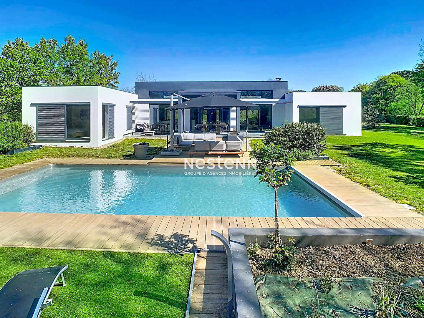 A vendre  Demeure contemporaine de 228m²  5 chambres et piscine avec terrain de 6273m² 
