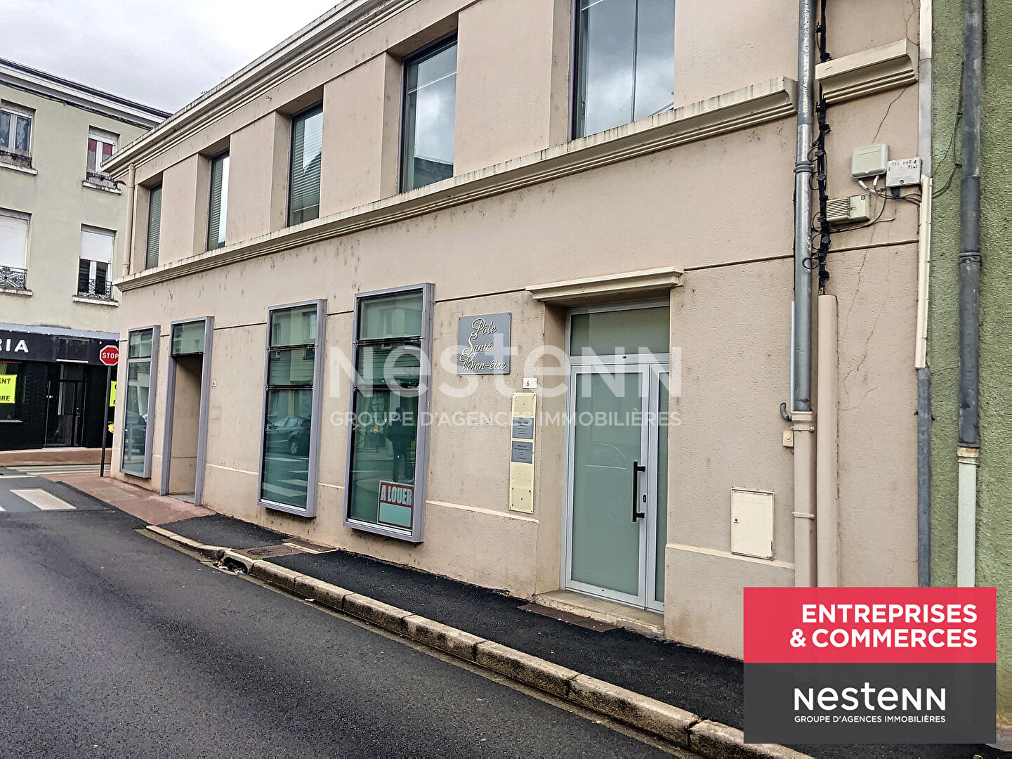 Centre de Feurs, plateau de 5 bureaux avec sanitaires et espace commun d'environ 117,38 m2 au premier étage · 118 m² · 140 00