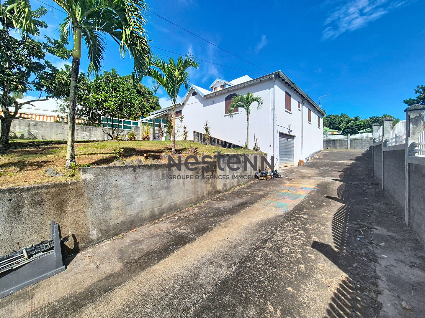 A VENDRE VILLA 4 pièce(s)  + T3 indépendant avec Garage à Petit-Bourg