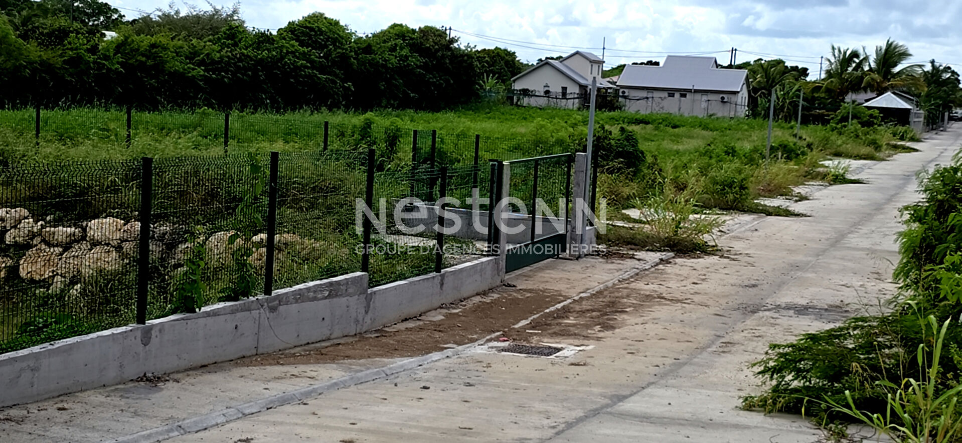 À vendre terrain de 768 m2 constructible à PETIT-CANAL proche de la plage de ANSE MAURICE