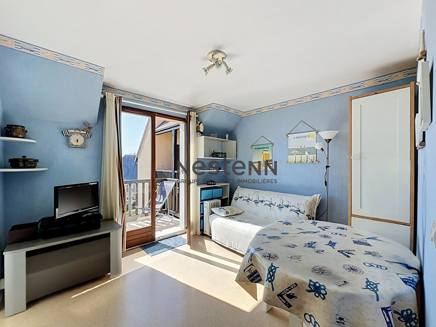 A vendre studio dernier étage avec coin nuit et balcon à deux pas de la plage