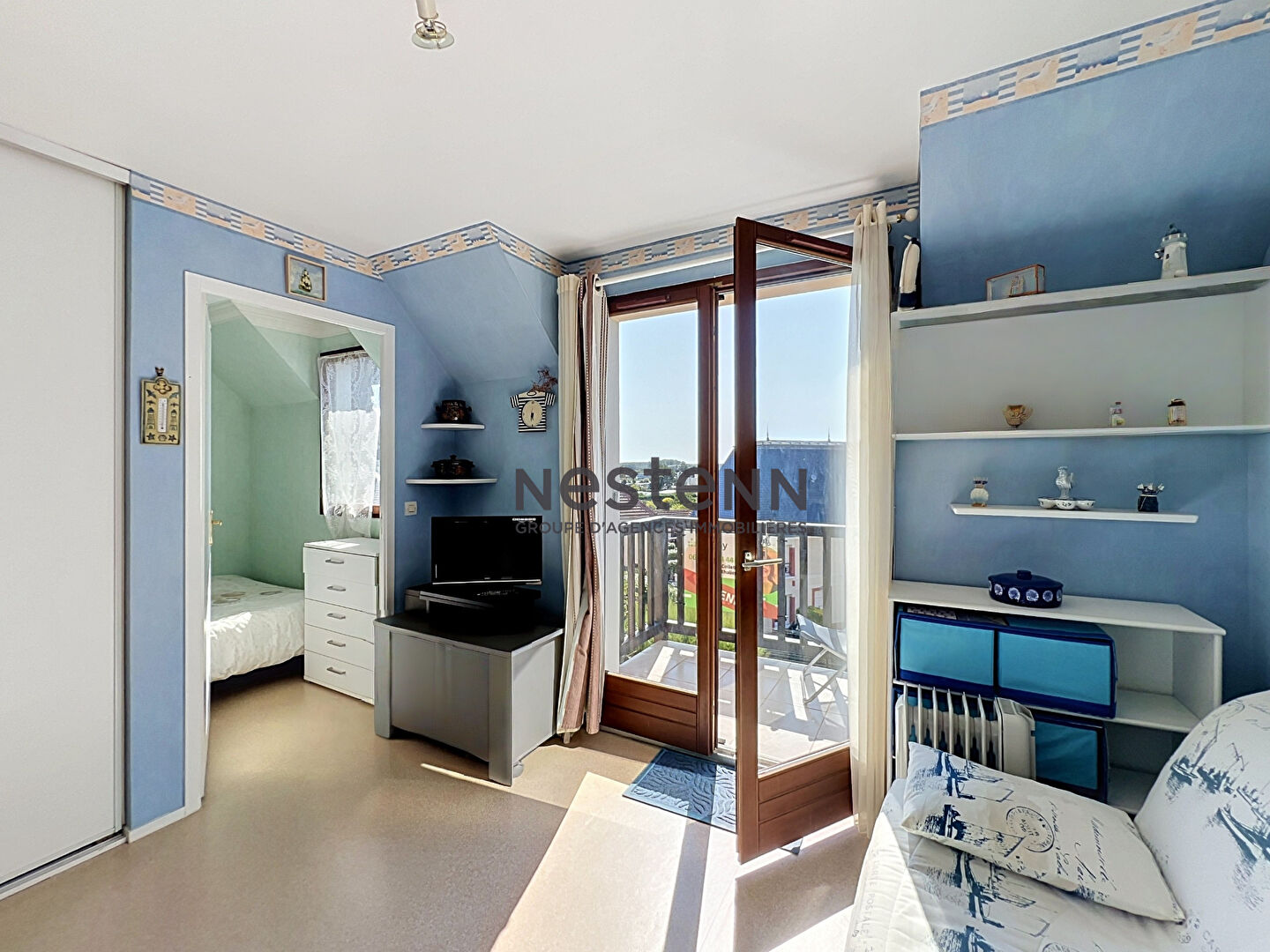 A vendre studio dernier étage avec coin nuit et balcon à deux pas de la plage