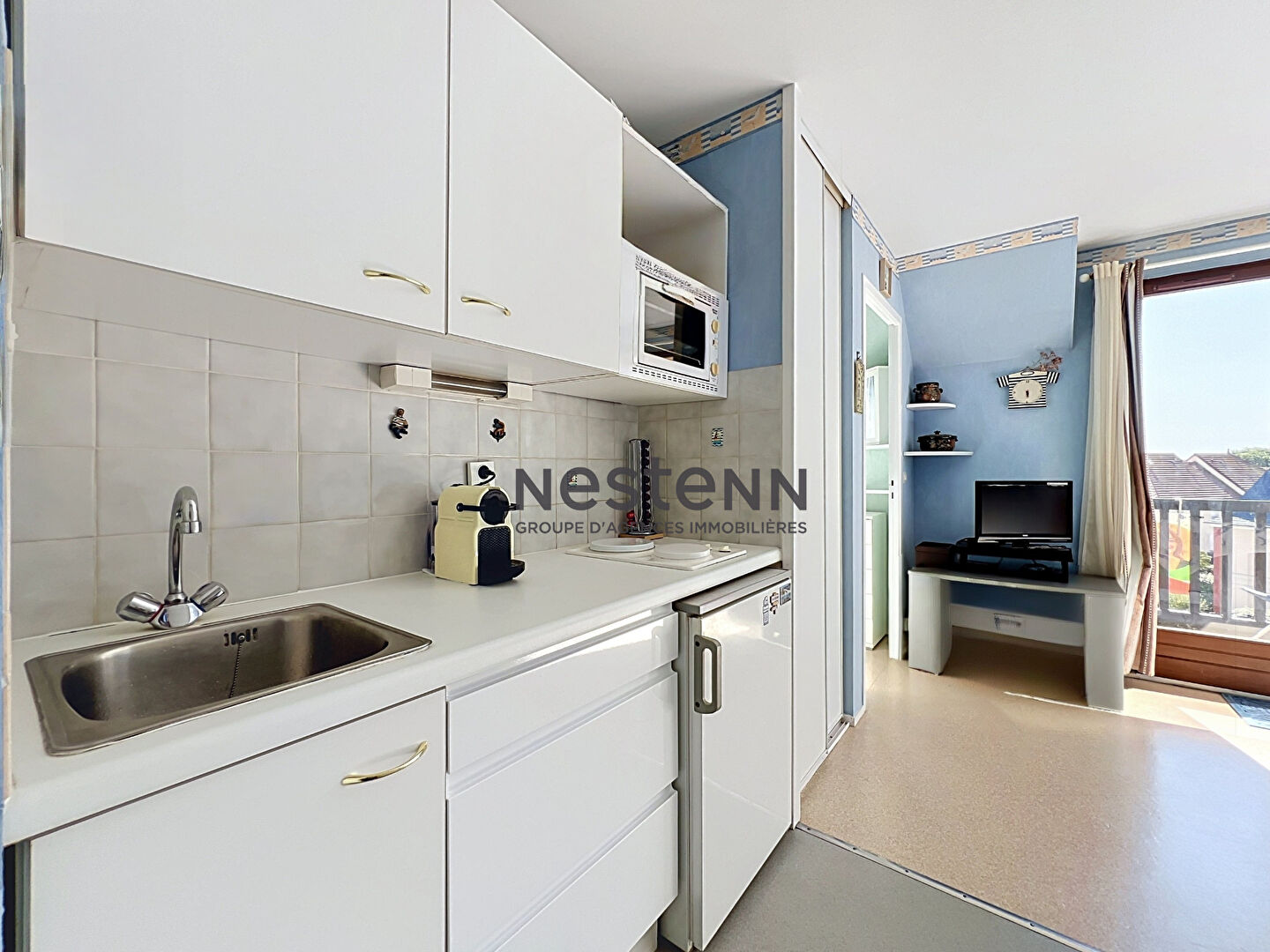 A vendre studio dernier étage avec coin nuit et balcon à deux pas de la plage