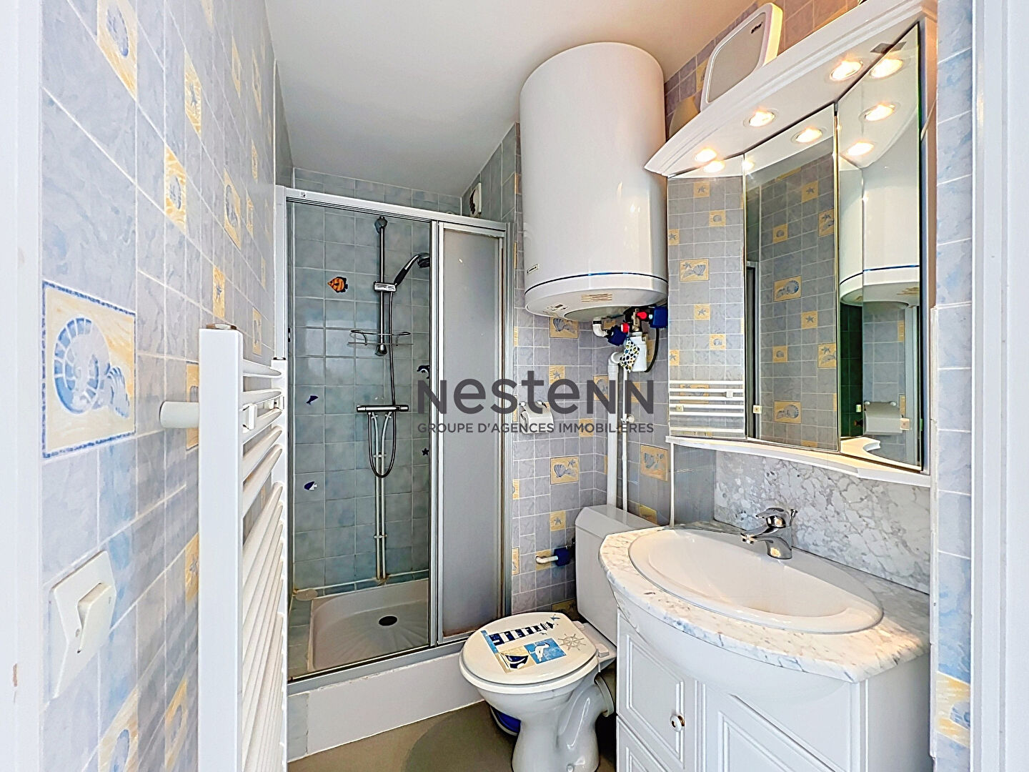 A vendre studio dernier étage avec coin nuit et balcon à deux pas de la plage