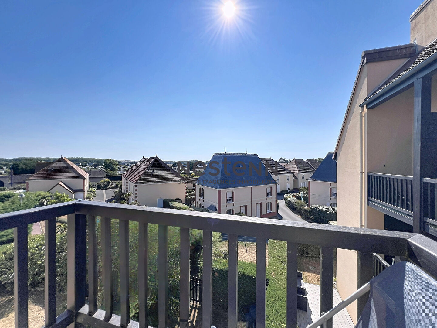 A vendre studio dernier étage avec coin nuit et balcon à deux pas de la plage