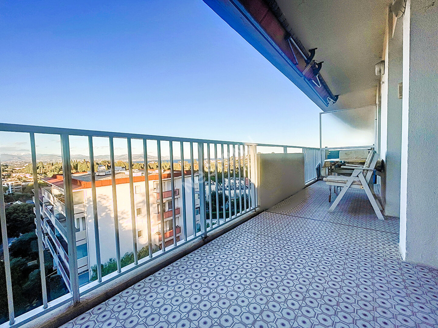 Antibes-  vue mer -dernier  étage