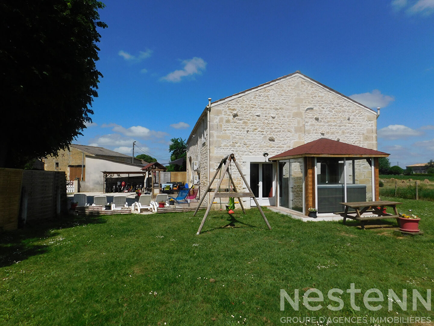 Ensemble Maison et Gite à vendre entre Pons et Gemozac en Charente Maritime