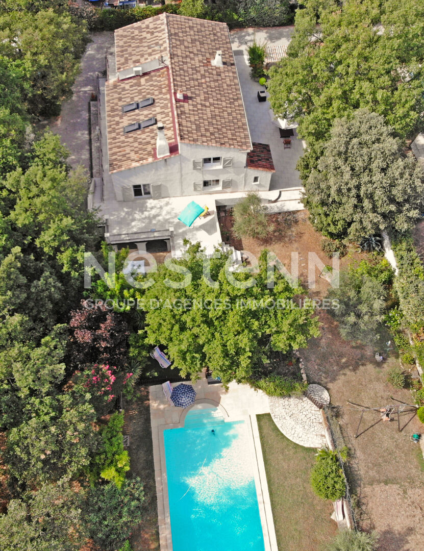 Villa T6 213 m2 avec piscine, pool house, grands volumes et sous-sol de 150 m² à Pourrières