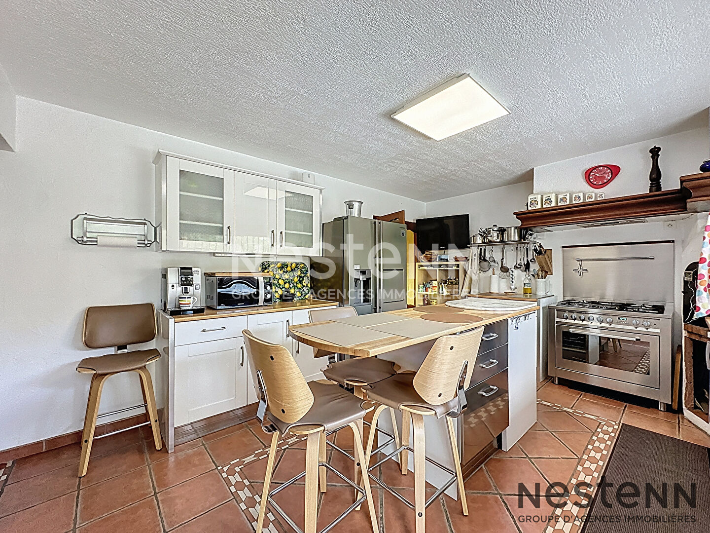 Villa T6 213 m2 avec piscine, pool house, grands volumes et sous-sol de 150 m² à Pourrières