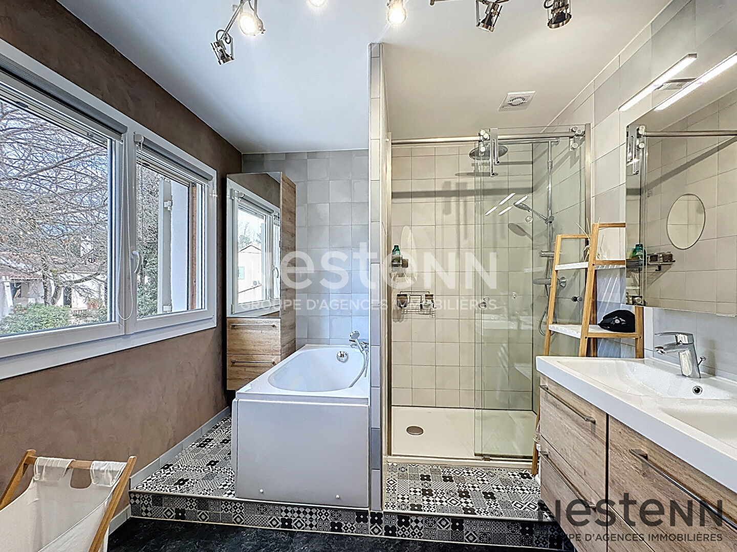 Villa T6 213 m2 avec piscine, pool house, grands volumes et sous-sol de 150 m² à Pourrières