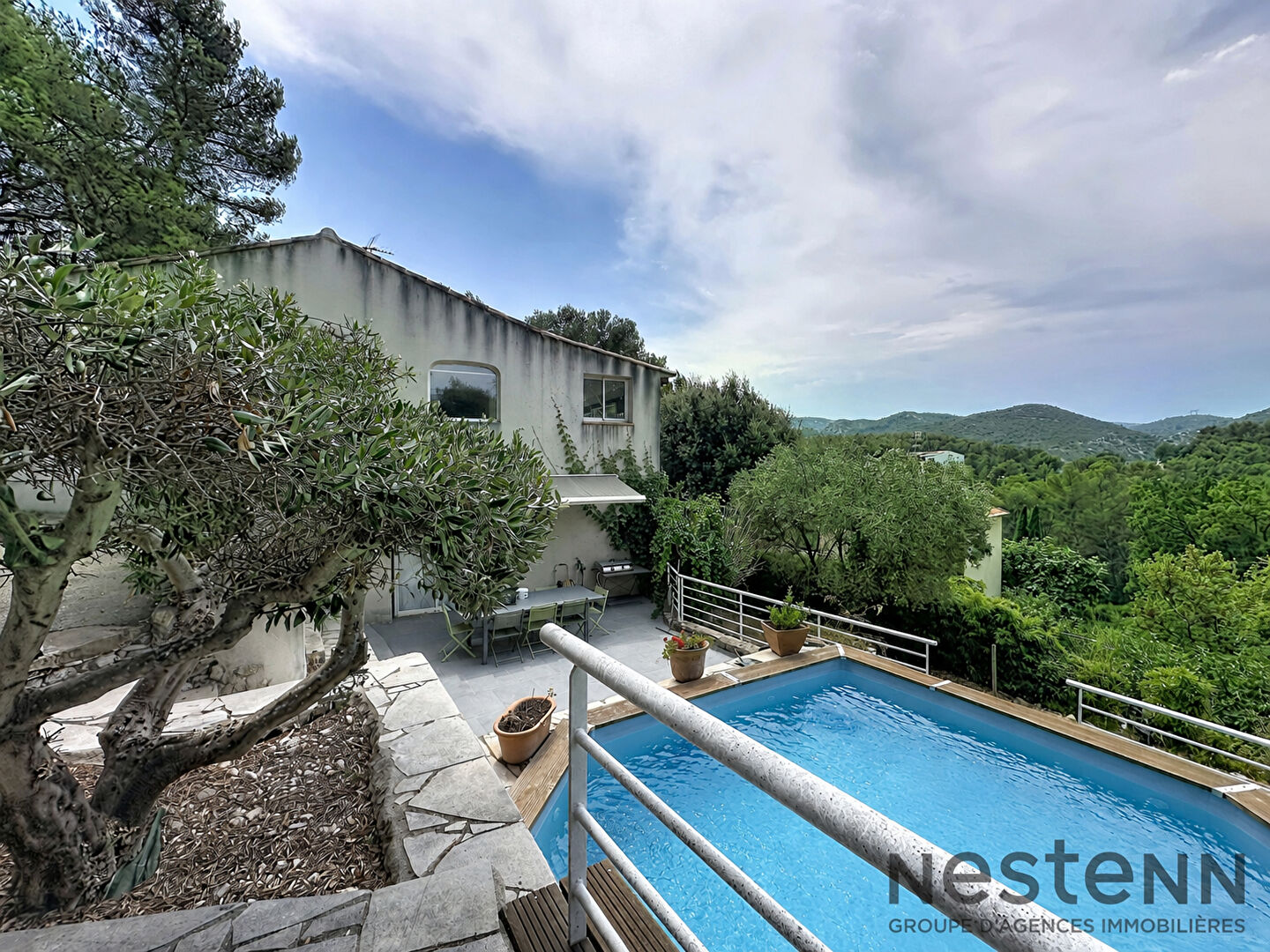 Maison familiale avec piscine et vue dégagée sur les collines à Peypin.