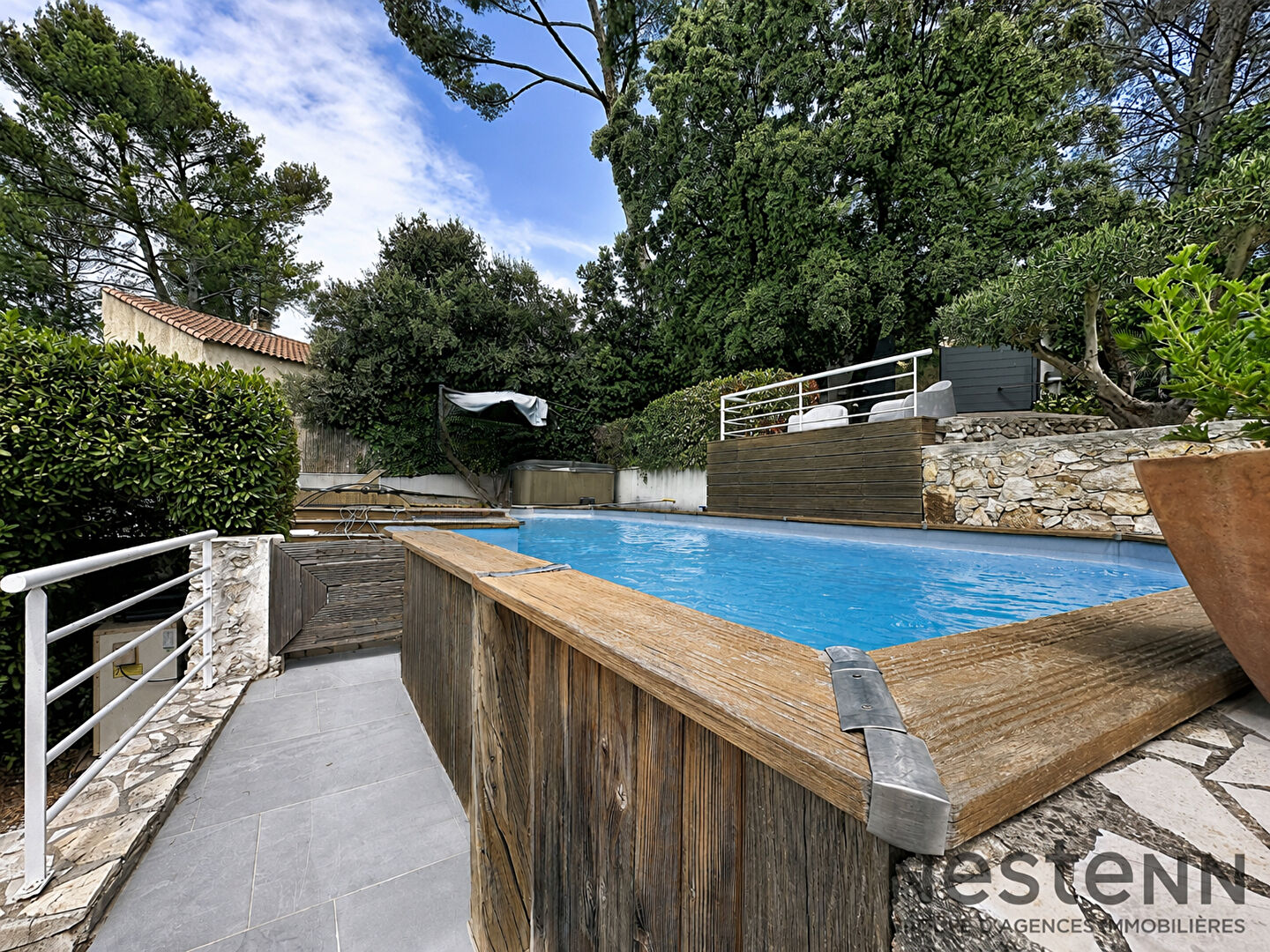 Maison familiale avec piscine et vue dégagée sur les collines à Peypin.