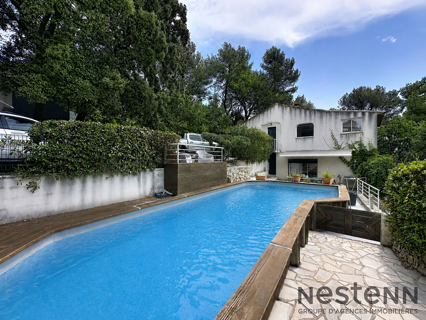 Maison familiale avec piscine et vue dégagée sur les collines à Peypin.