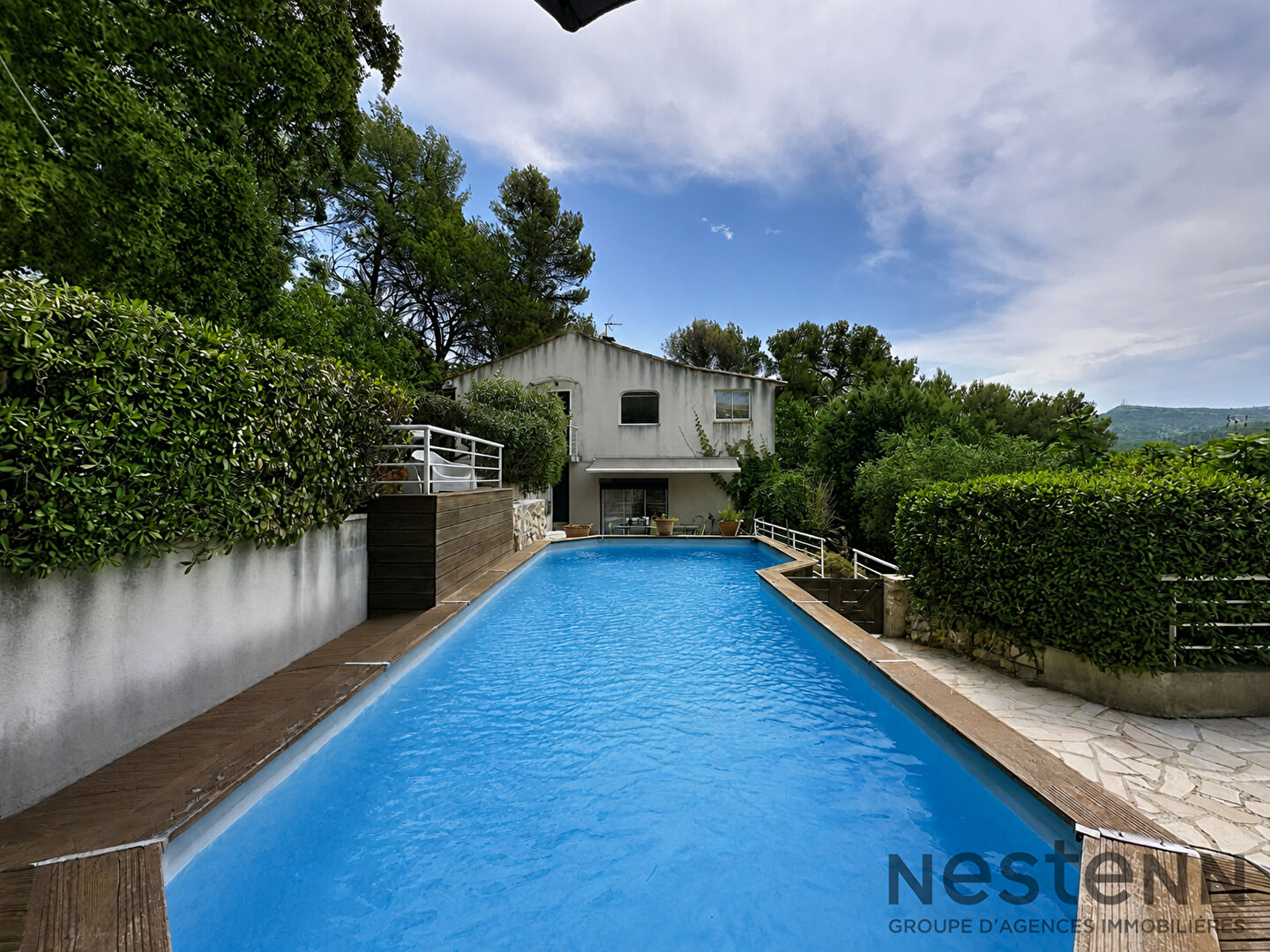 Maison familiale avec piscine et vue dégagée sur les collines à Peypin.