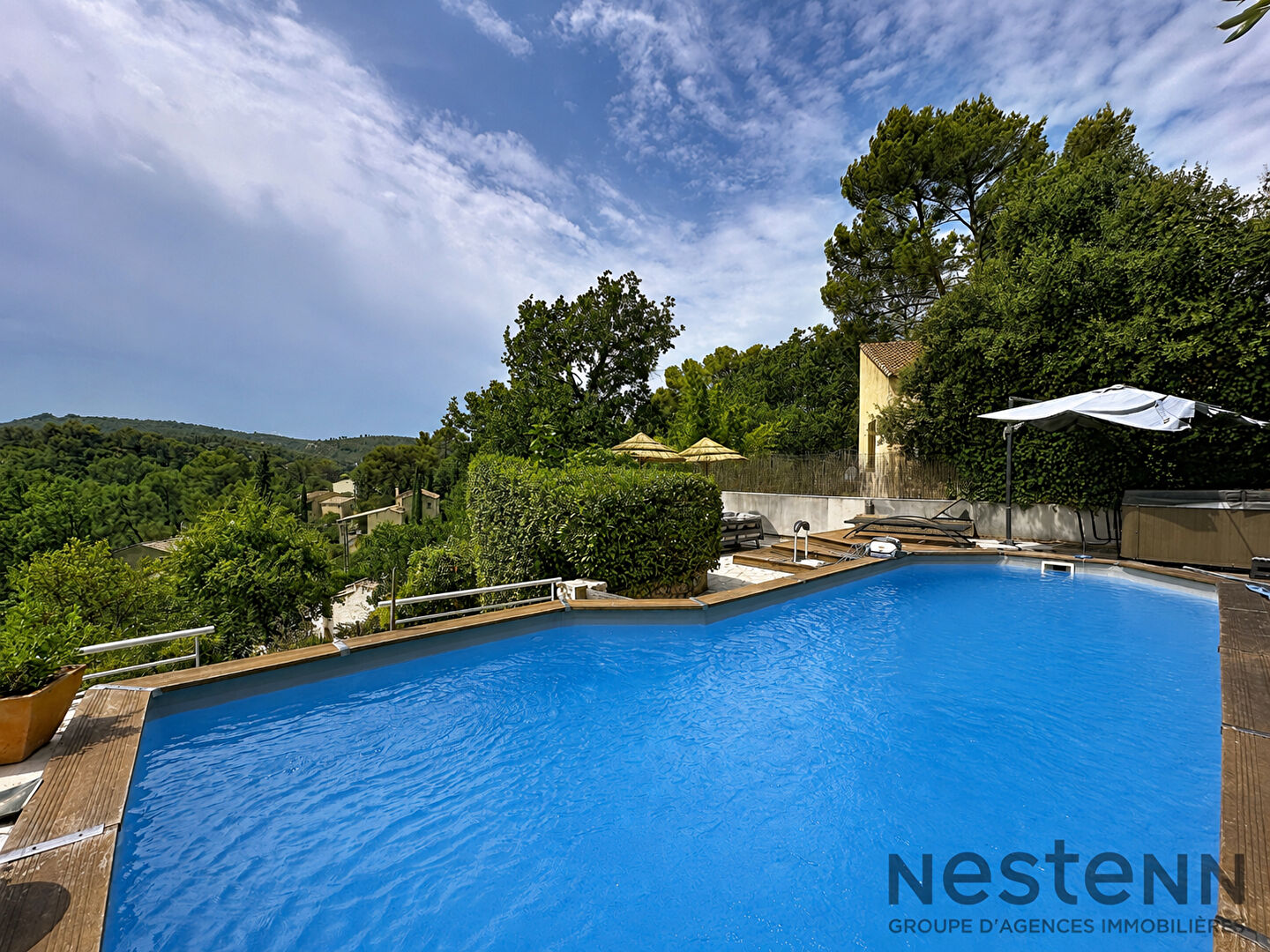 Maison familiale avec piscine et vue dégagée sur les collines à Peypin.