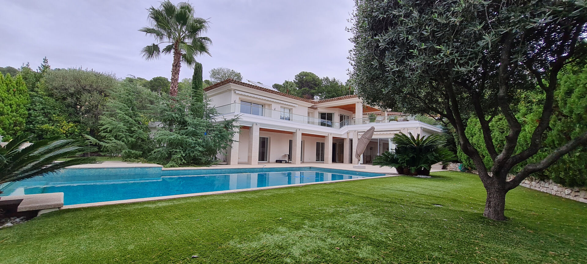 MOUGINS ROYAL GOLF Superbe Villa Contemporaine avec accès direct au golf