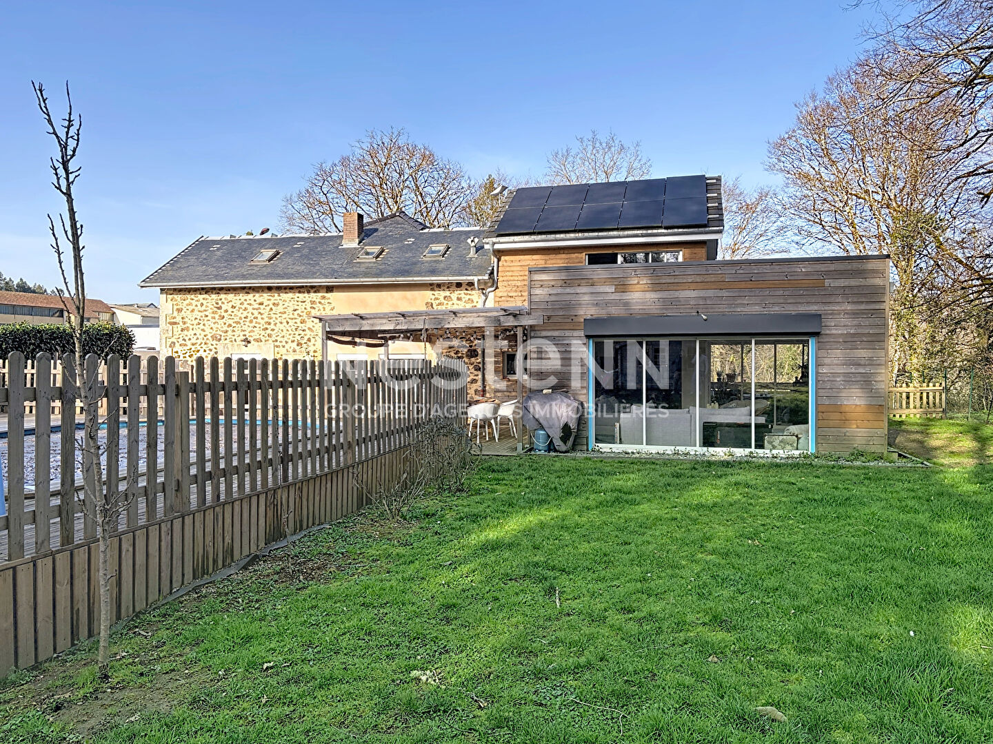 Maison à vendre à Rochechouart - 7 pièces, 5 chambres, piscine, panneaux solaire, garage double