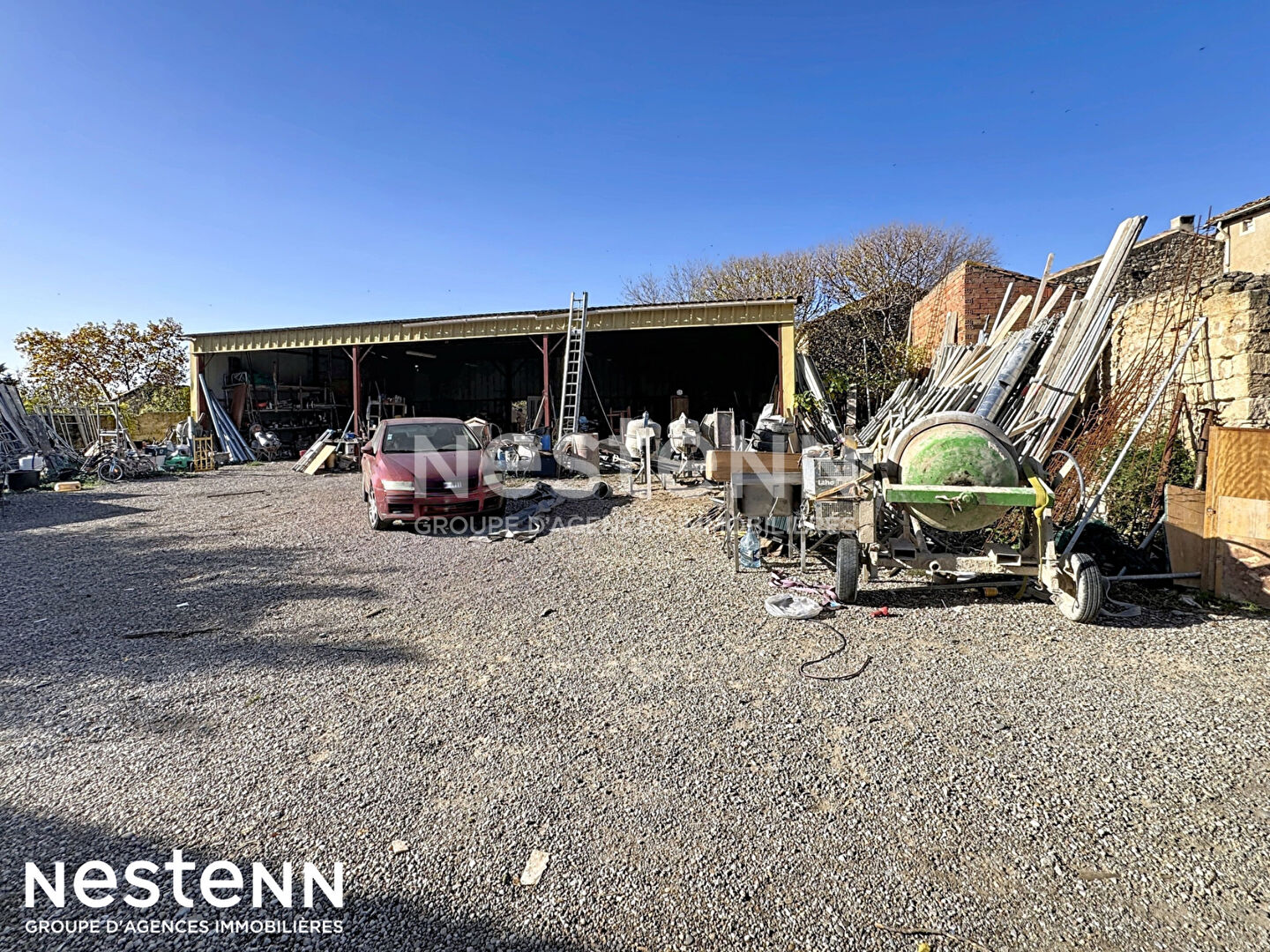 Terrain à bâtir de plus de 800 m² avec hangar métallique démontable · à Ouveillan · 108 000 €