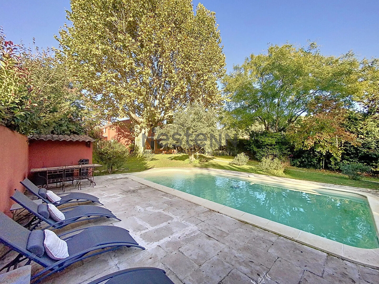 Ancienne bergerie rénovée de plus de 225 m2 sur terrain de plus de 1800m2, piscine