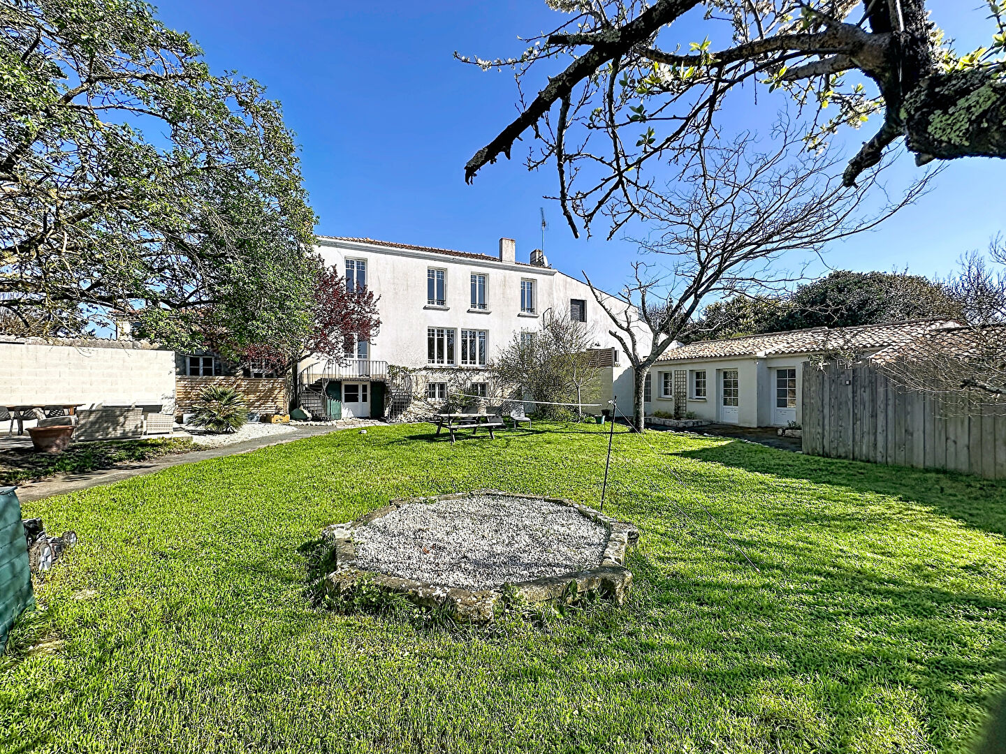 Ensemble immobilier de charme -Ancienne maison d'hôtes rénovée avec revenus locatifs