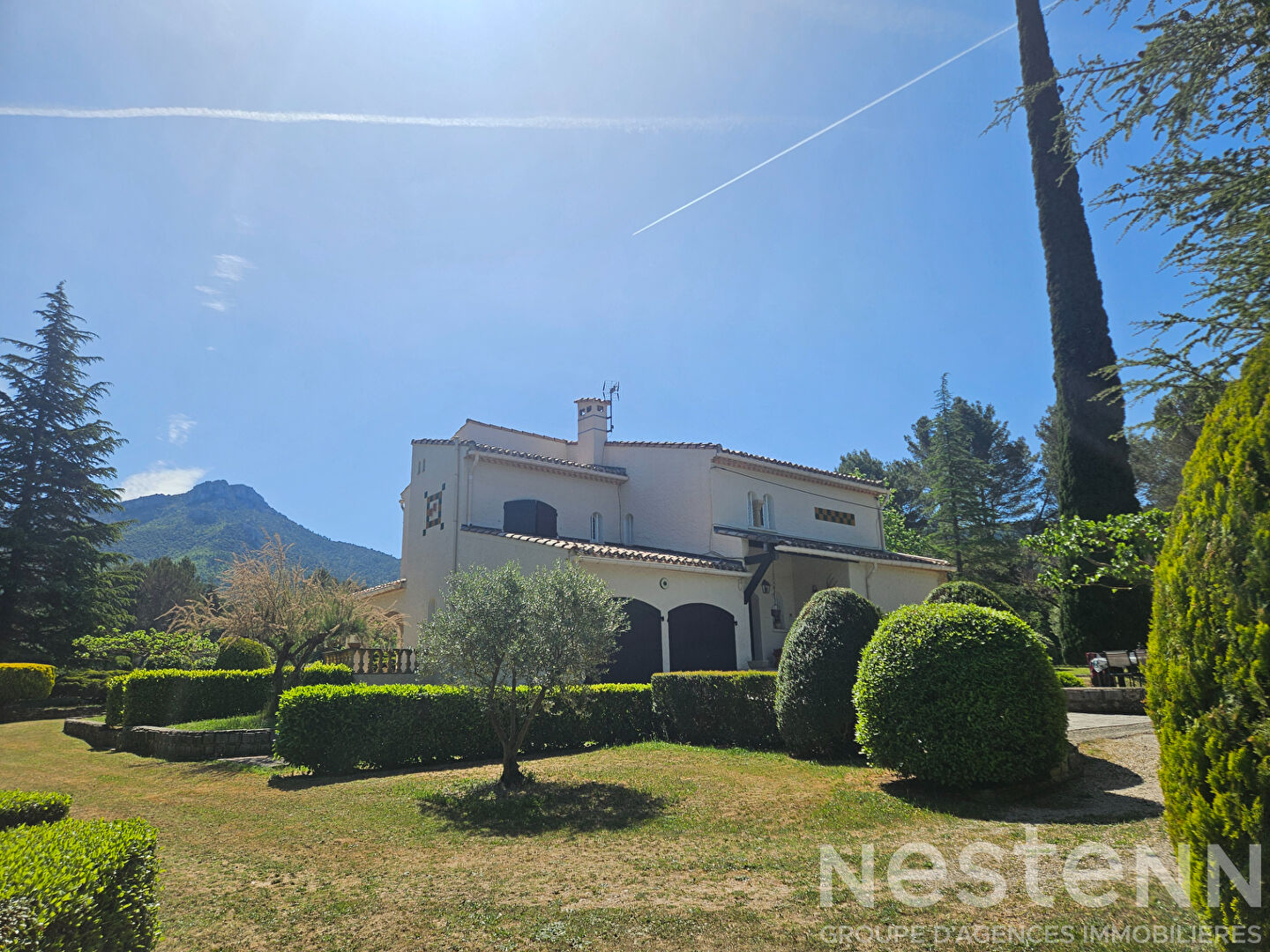 Demeure d'exception de 224 m2 avec 4 chambres et son garage proche d'Aix en Provence