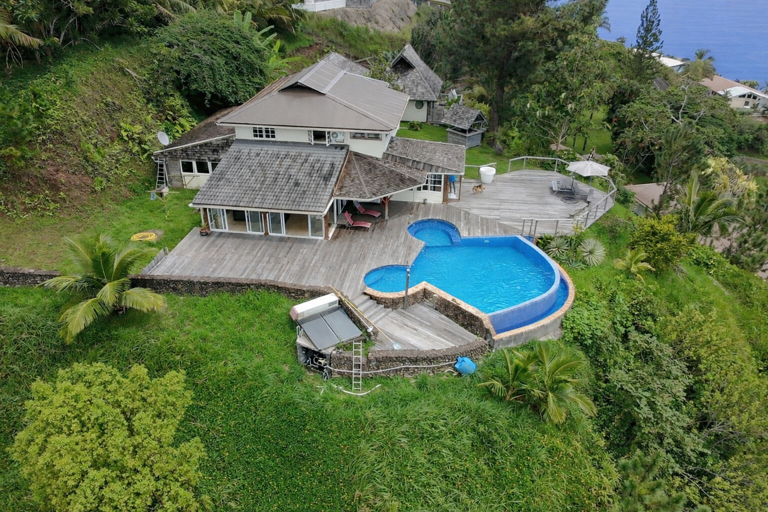 Découvrez cette magnifique maison en bois de 250 m² située à Mata Miti, Punaauia, disponible à la vente !