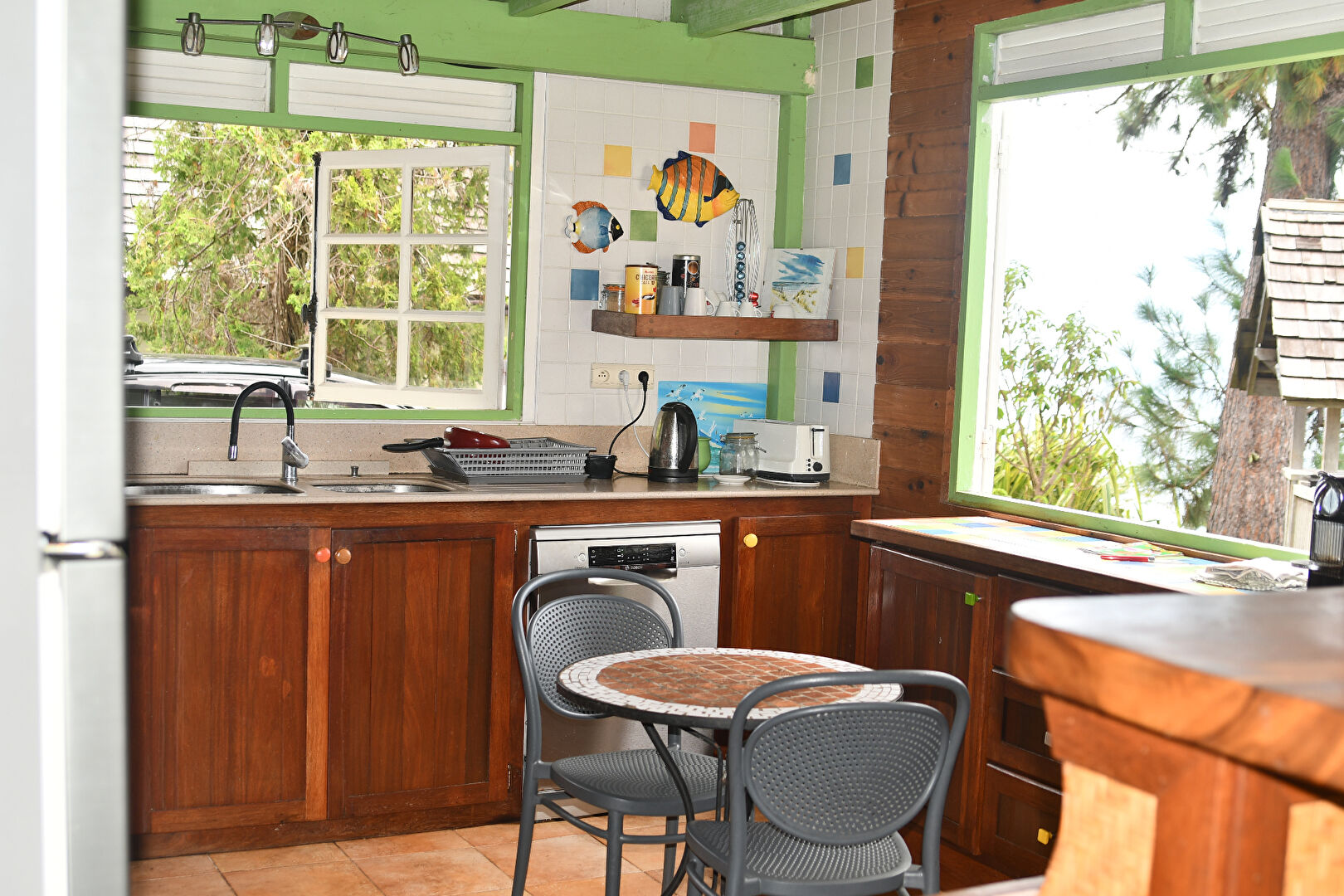Découvrez cette magnifique maison en bois de 250 m² située à Mata Miti, Punaauia, disponible à la vente !