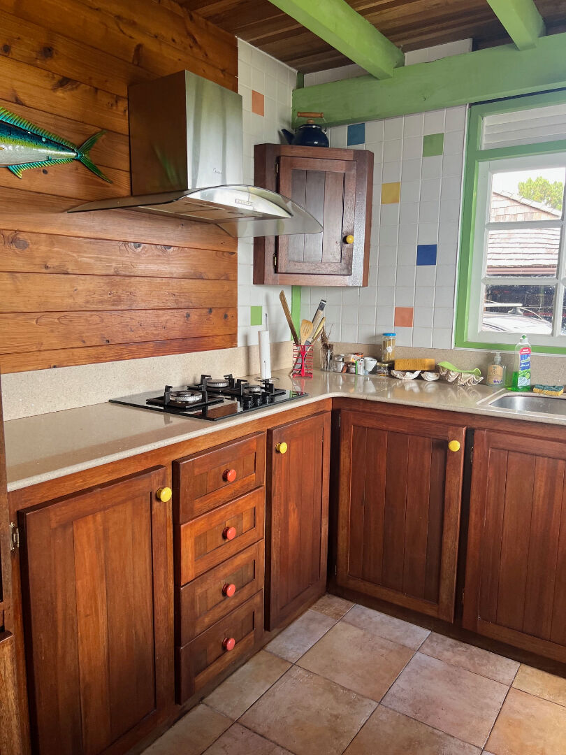 Découvrez cette magnifique maison en bois de 250 m² située à Mata Miti, Punaauia, disponible à la vente !