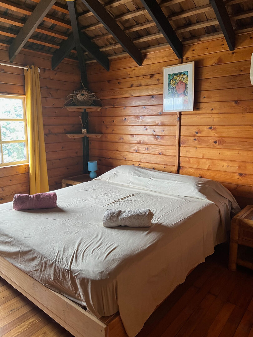 Découvrez cette magnifique maison en bois de 250 m² située à Mata Miti, Punaauia, disponible à la vente !