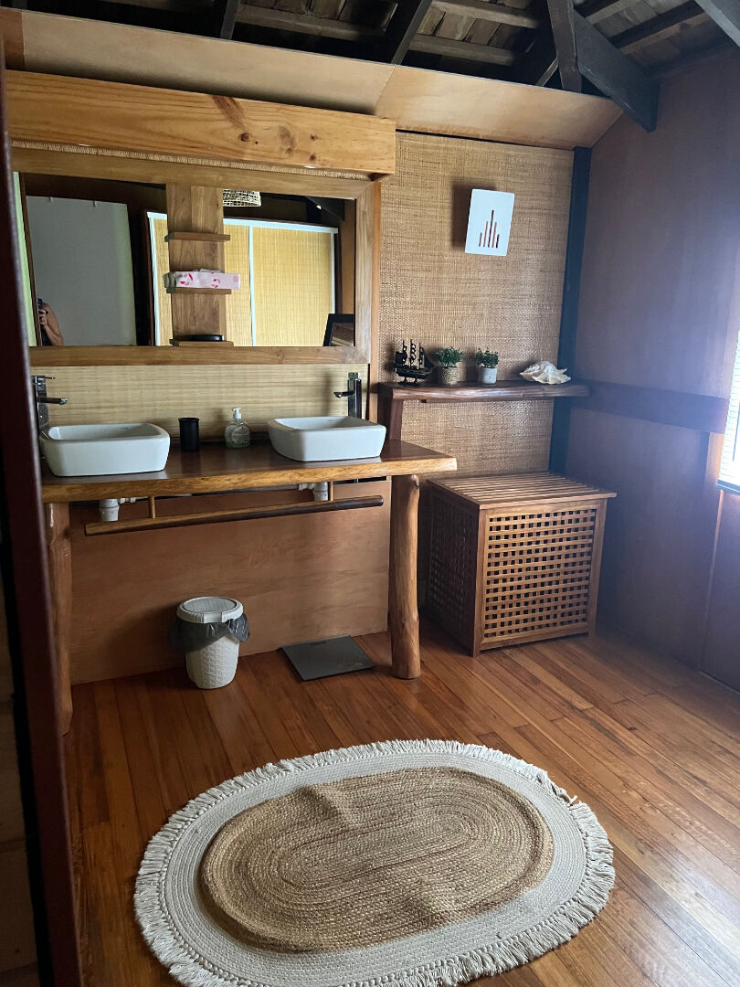 Découvrez cette magnifique maison en bois de 250 m² située à Mata Miti, Punaauia, disponible à la vente !