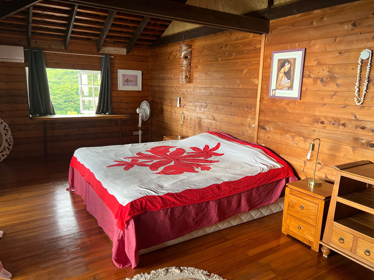 Découvrez cette magnifique maison en bois de 250 m² située à Mata Miti, Punaauia, disponible à la vente !