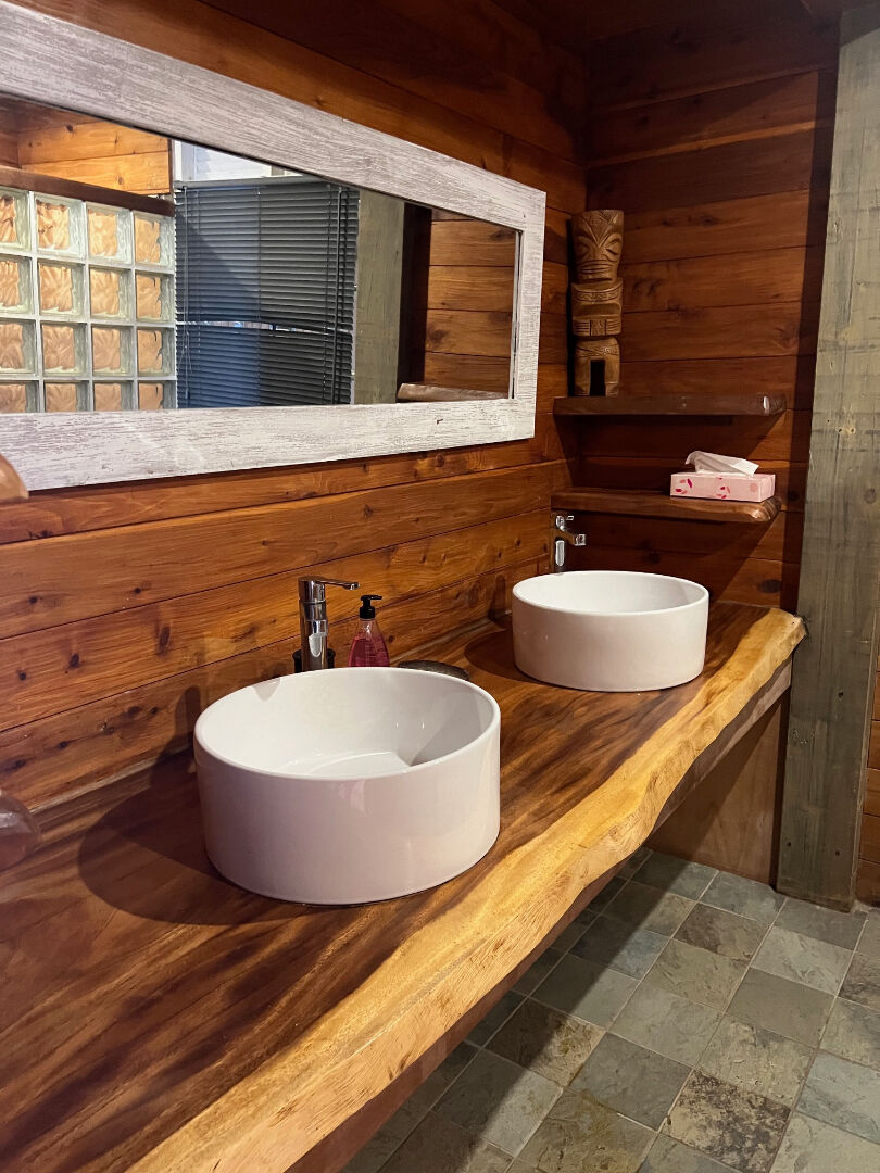 Découvrez cette magnifique maison en bois de 250 m² située à Mata Miti, Punaauia, disponible à la vente !