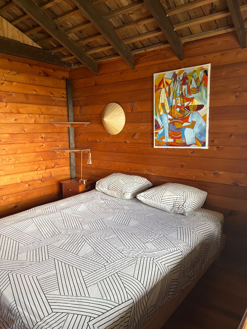 Découvrez cette magnifique maison en bois de 250 m² située à Mata Miti, Punaauia, disponible à la vente !