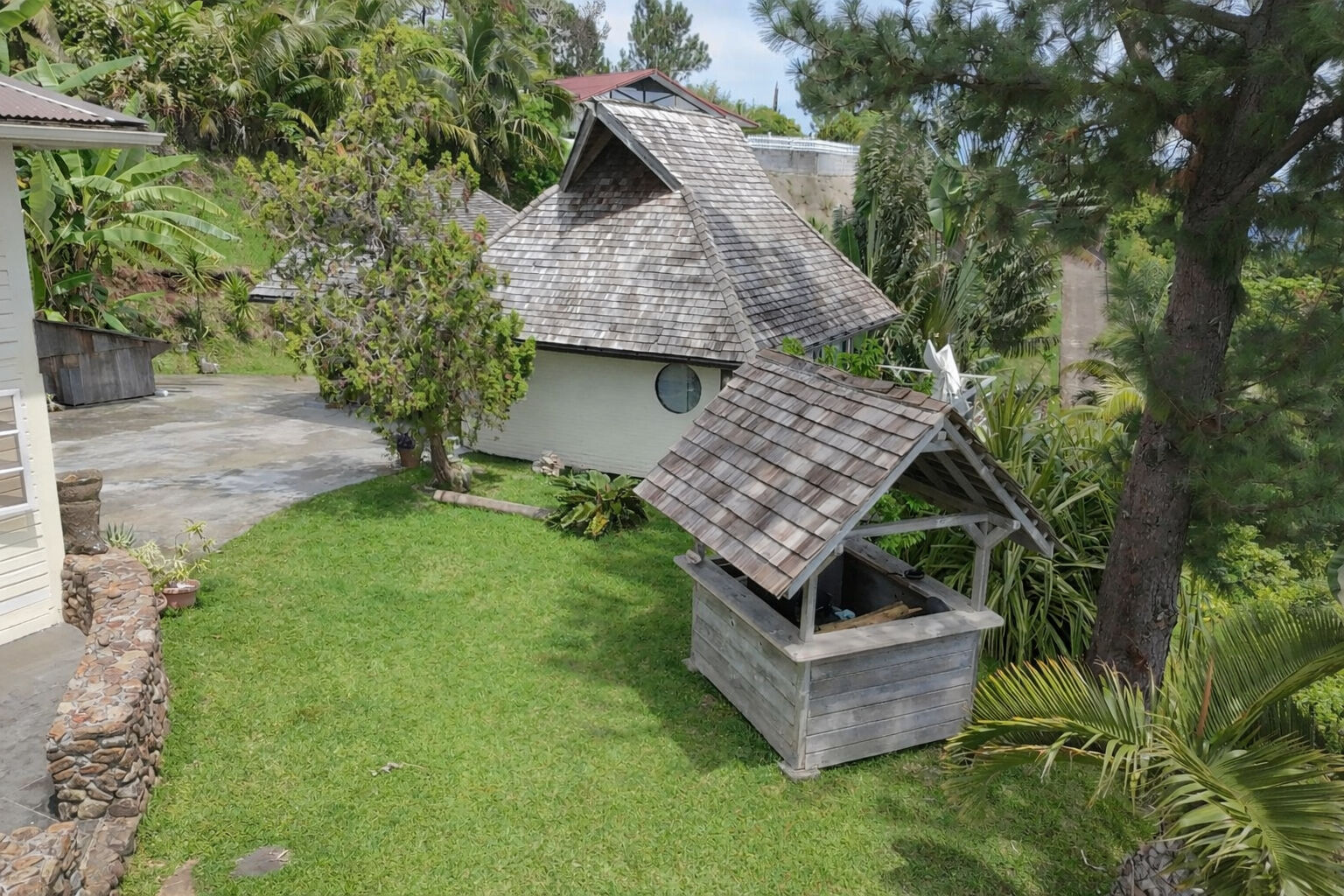 Découvrez cette magnifique maison en bois de 250 m² située à Mata Miti, Punaauia, disponible à la vente !