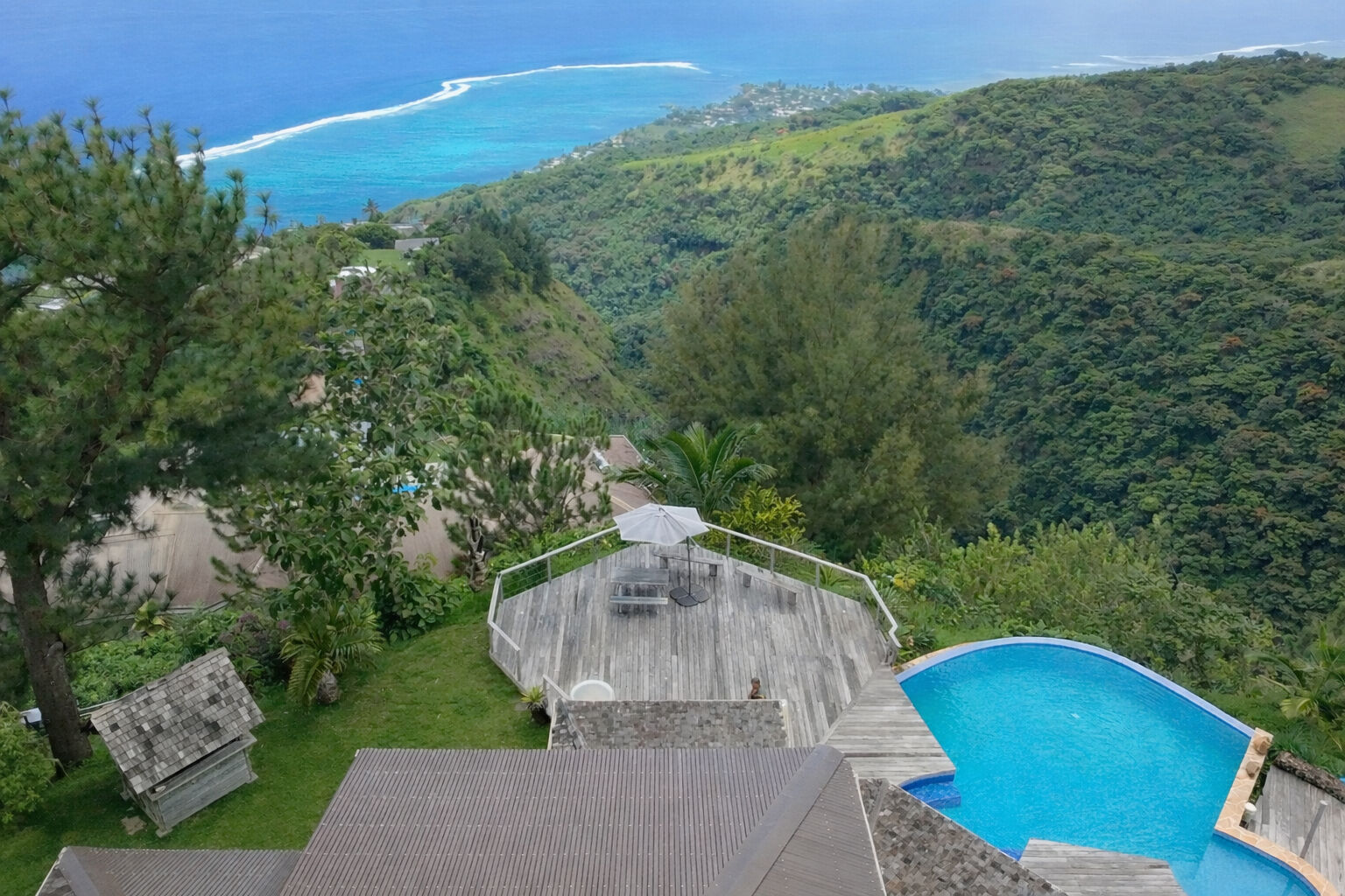 Découvrez cette magnifique maison en bois de 250 m² située à Mata Miti, Punaauia, disponible à la vente !