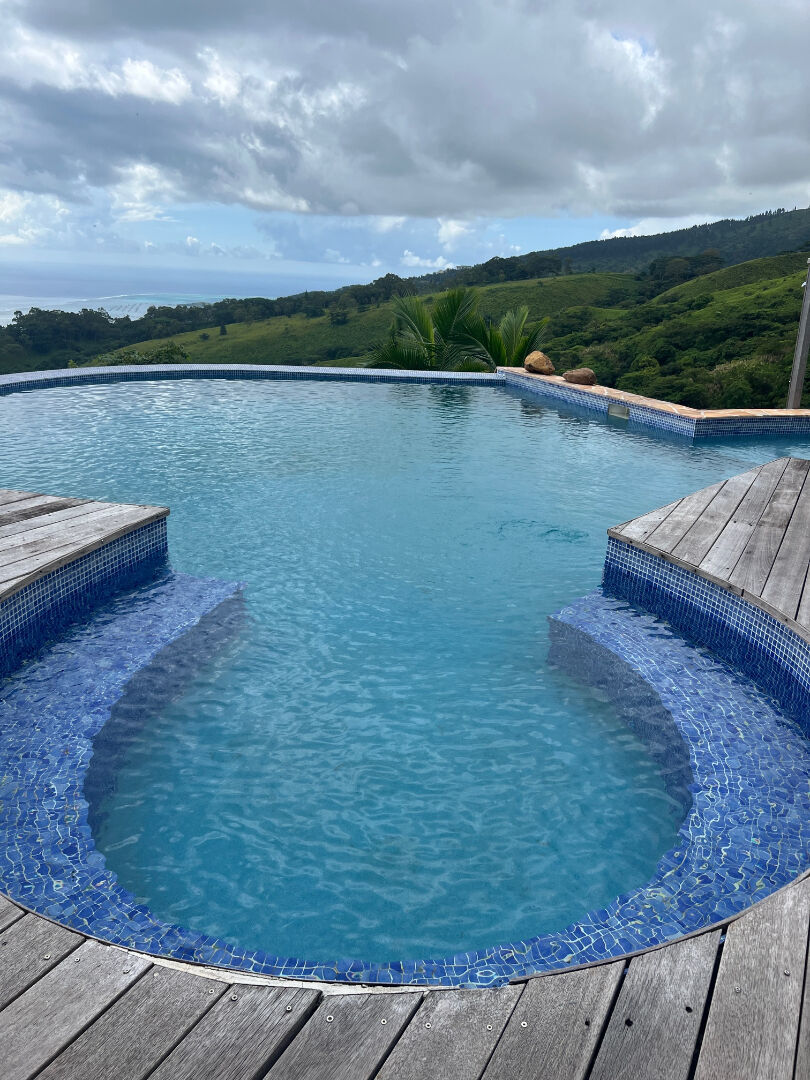 Découvrez cette magnifique maison en bois de 250 m² située à Mata Miti, Punaauia, disponible à la vente !