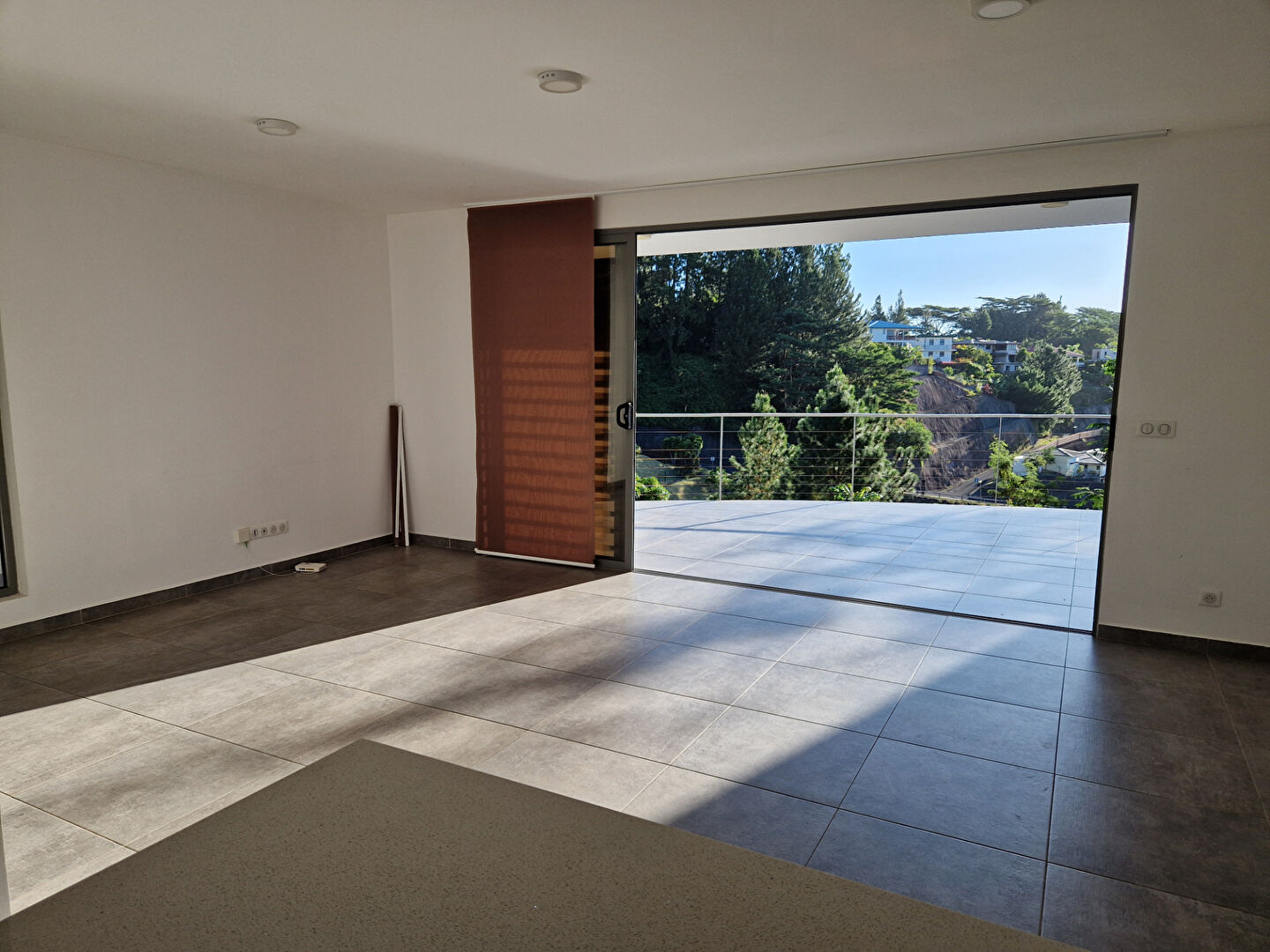 A saisir joli maison F4 récente à vendre à PAMATAI HILLS avec une petite vue mer !