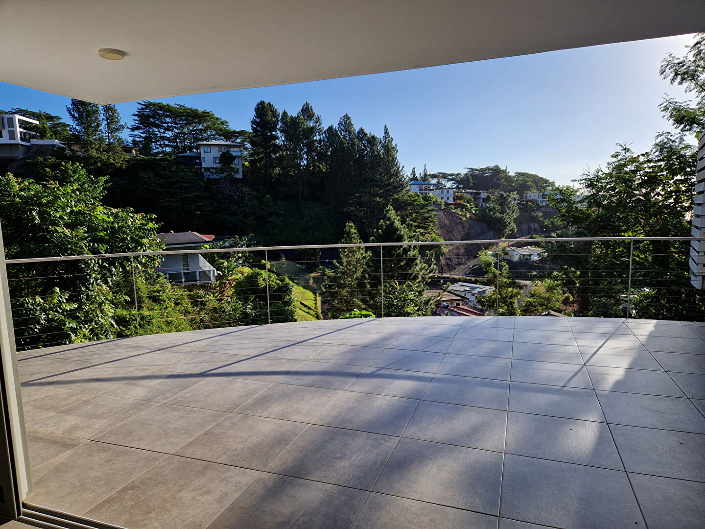 A saisir joli maison F4 récente à vendre à PAMATAI HILLS avec une petite vue mer !
