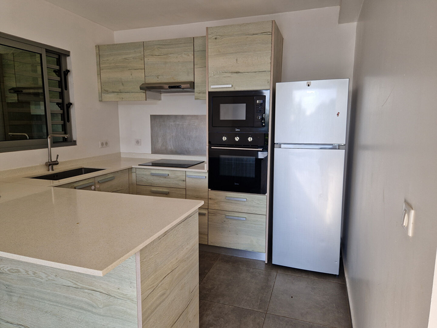 A saisir joli maison F4 récente à vendre à PAMATAI HILLS avec une petite vue mer !