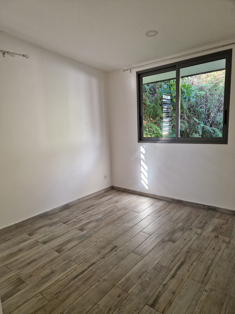 A saisir joli maison F4 récente à vendre à PAMATAI HILLS avec une petite vue mer !