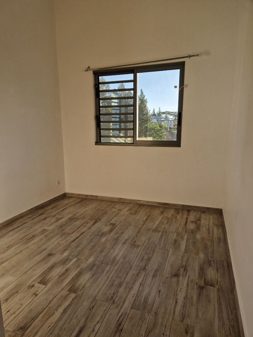 A saisir joli maison F4 récente à vendre à PAMATAI HILLS avec une petite vue mer !