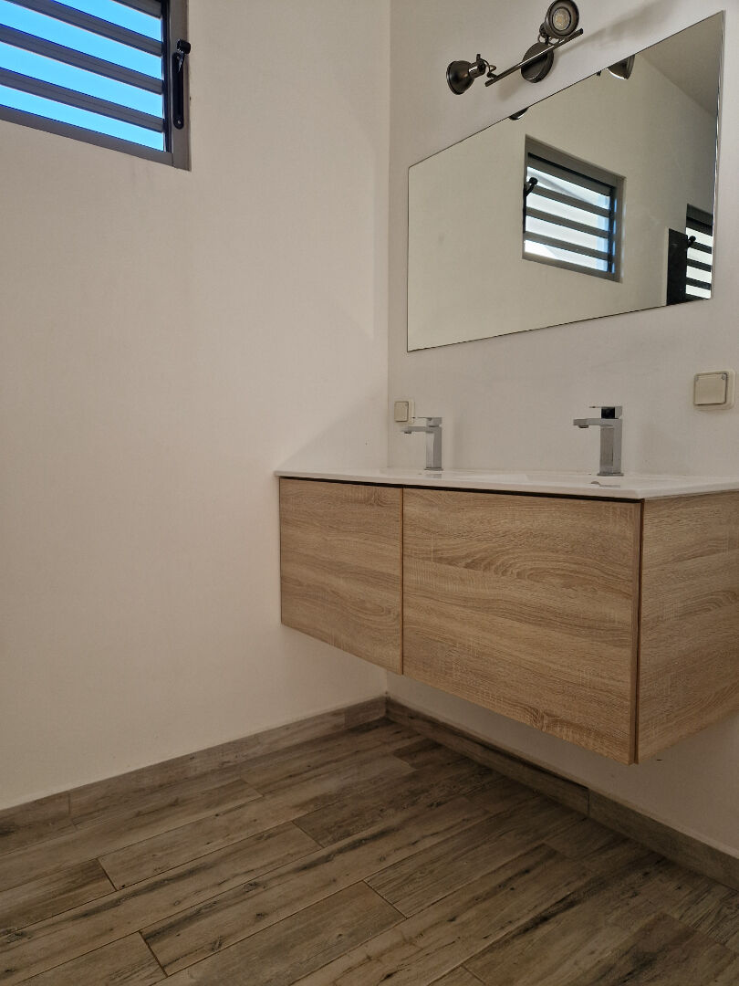 A saisir joli maison F4 récente à vendre à PAMATAI HILLS avec une petite vue mer !