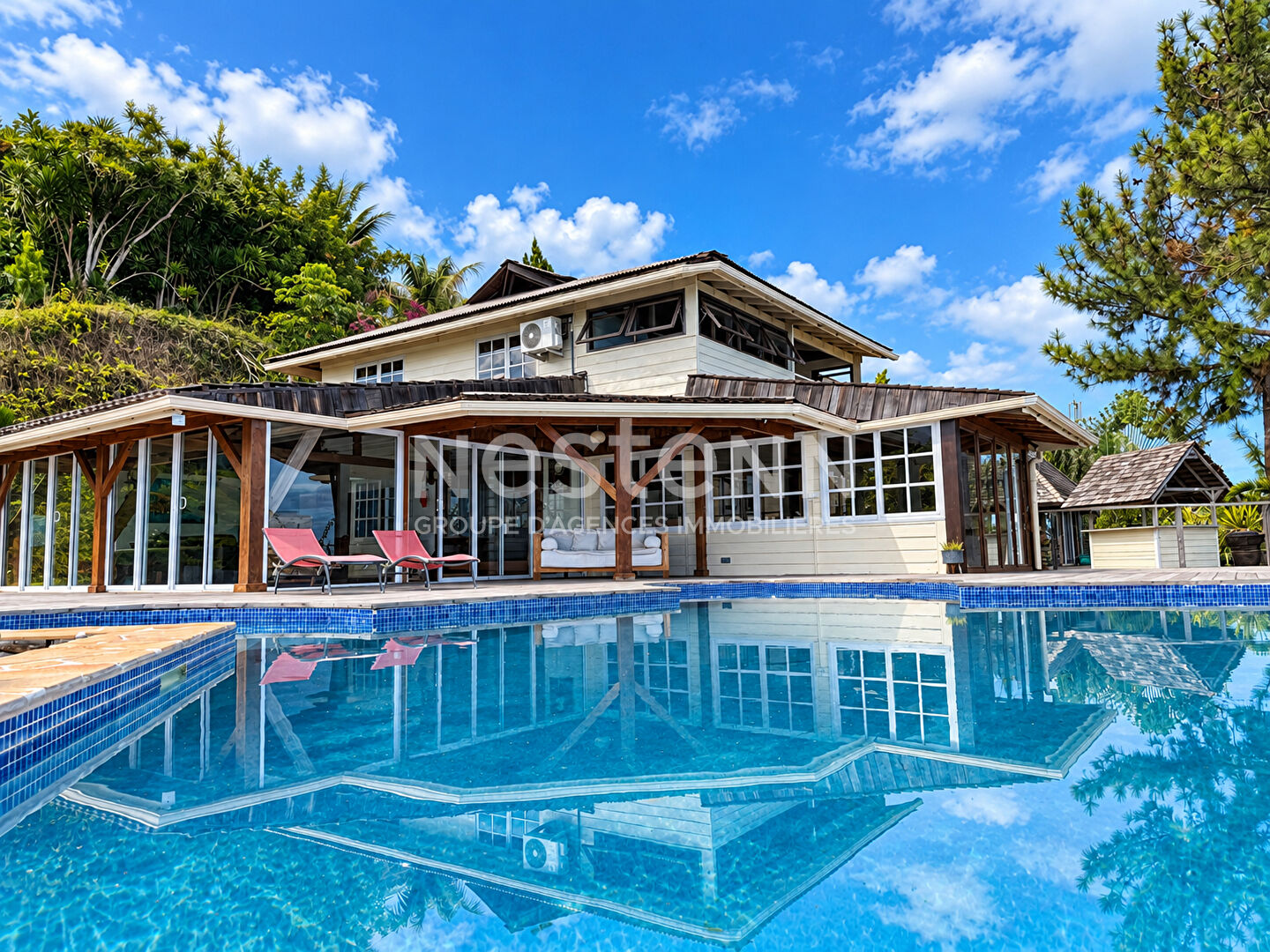 Découvrez cette magnifique maison en bois de 250 m² située à Mata Miti, Punaauia, disponible à la vente !