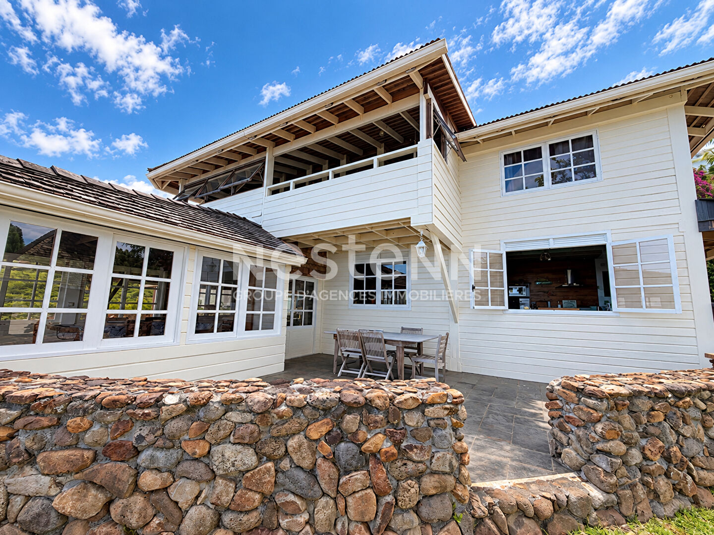 Découvrez cette magnifique maison en bois de 250 m² située à Mata Miti, Punaauia, disponible à la vente !