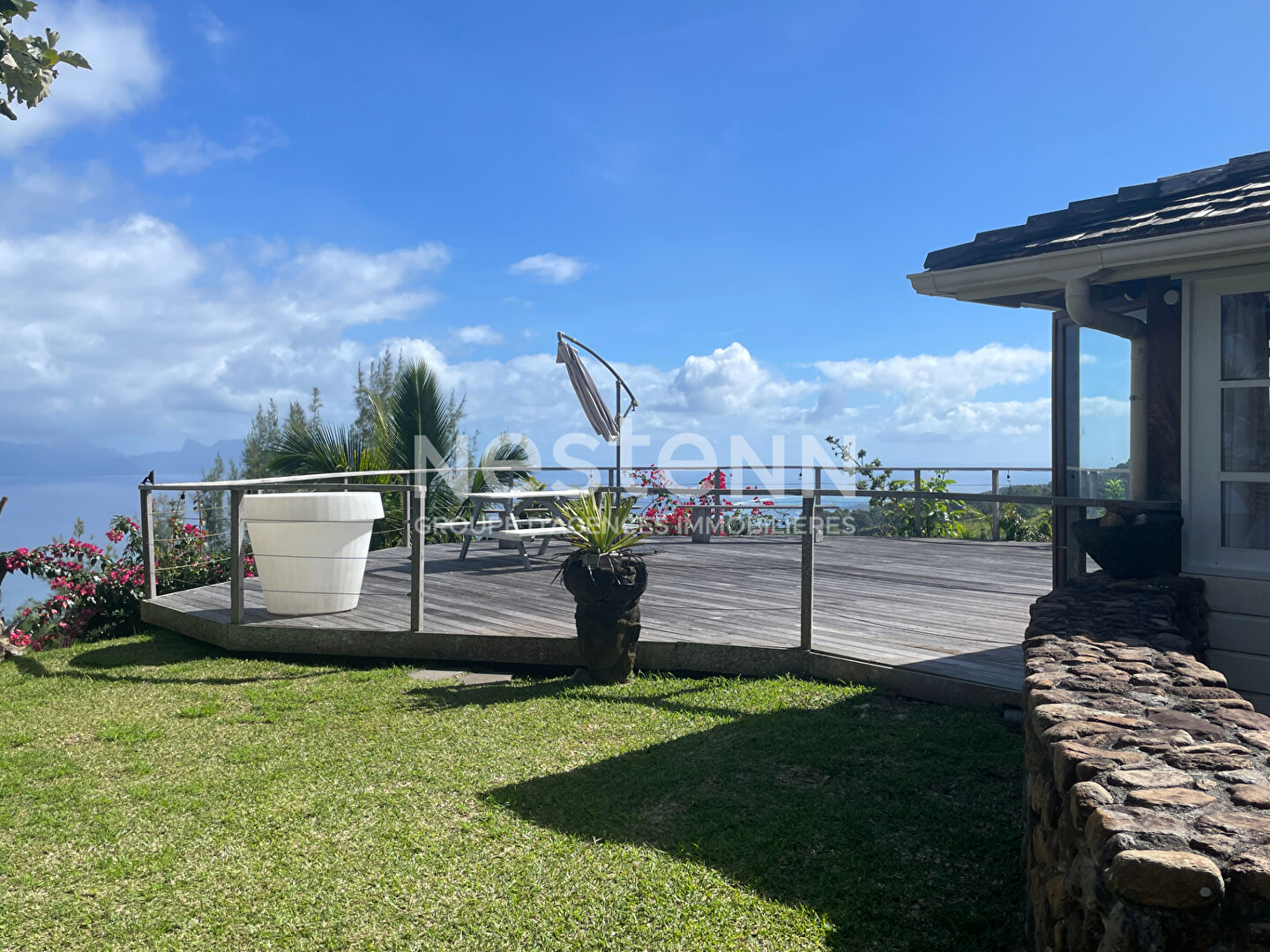 Découvrez cette magnifique maison en bois de 250 m² située à Mata Miti, Punaauia, disponible à la vente !