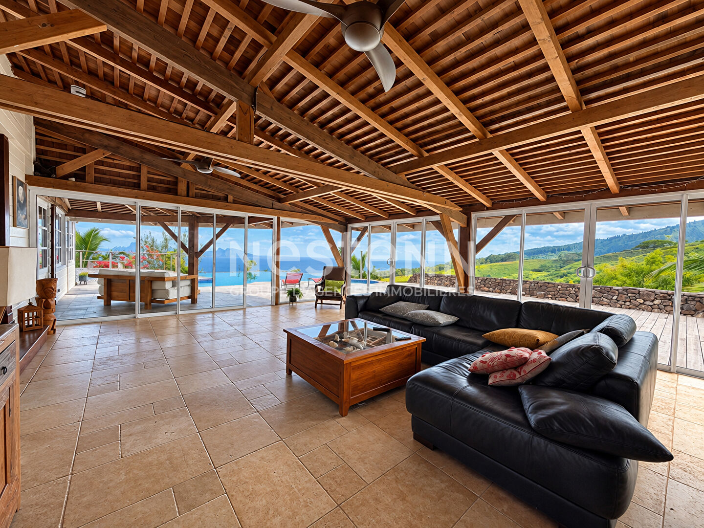 Découvrez cette magnifique maison en bois de 250 m² située à Mata Miti, Punaauia, disponible à la vente !